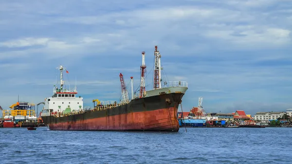 Navi da carico in un fiume — Foto Stock