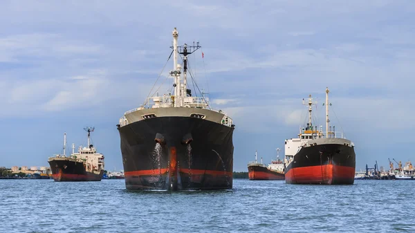 Navi da carico in un fiume — Foto Stock