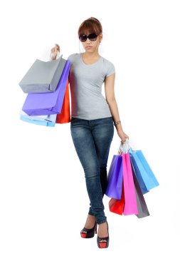 alışveriş torbaları ile izole genç Asyalı kadın