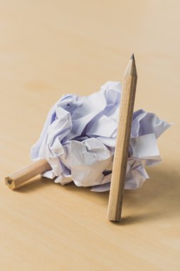 buruşuk kağıt topu bir parça ile kalemler