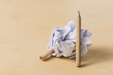 buruşuk kağıt topu bir parça ile kalemler