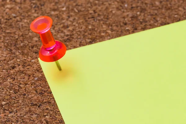 Cork board with a plastic pin and a blank note — Stock Photo, Image