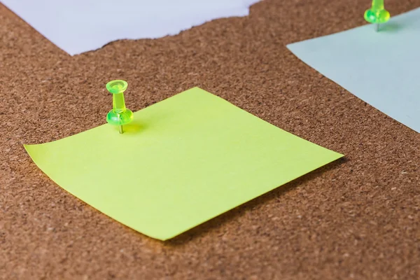 Tablero de corcho con alfileres de plástico y notas en blanco —  Fotos de Stock