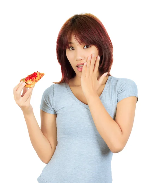 Giovane donna asiatica con un pezzo di pizza — Foto Stock