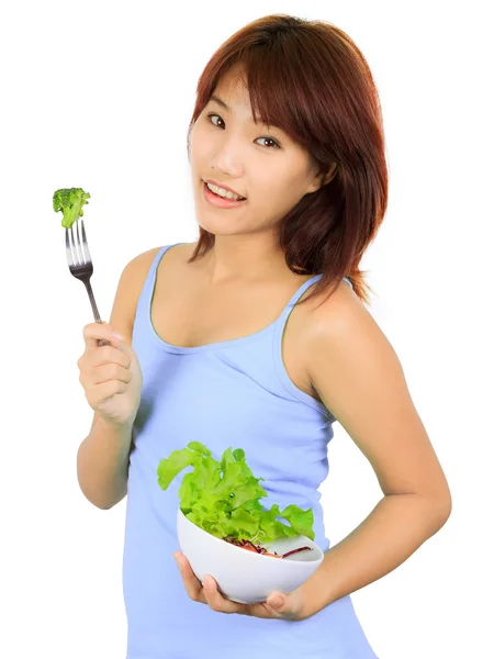 Jovem asain mulher com uma tigela de salada de legumes — Fotografia de Stock