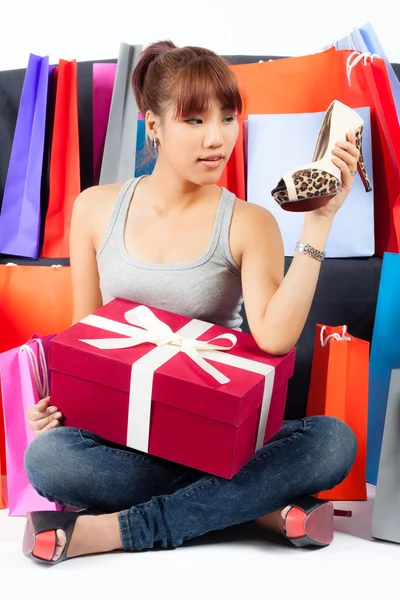 Jonge Aziatische vrouw met shopping tassen en nieuwe schoenen — Stockfoto