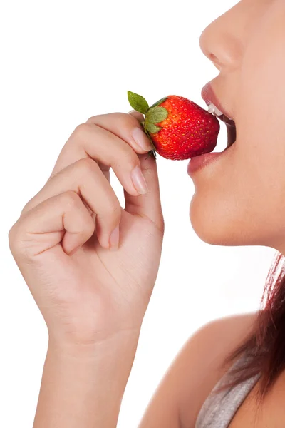 Nahaufnahme einer jungen asiatischen Frau mit Erdbeere — Stockfoto
