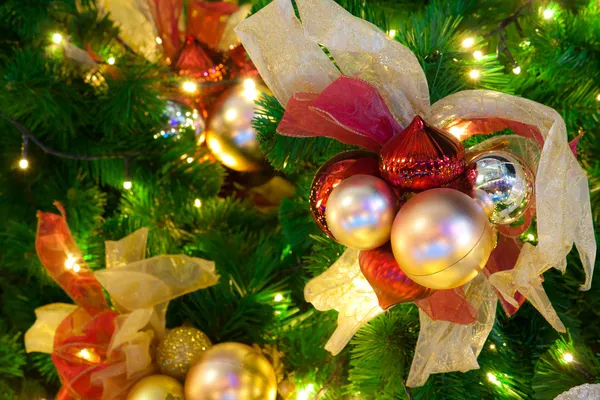 Ornamenten op een kerstboom — Stockfoto