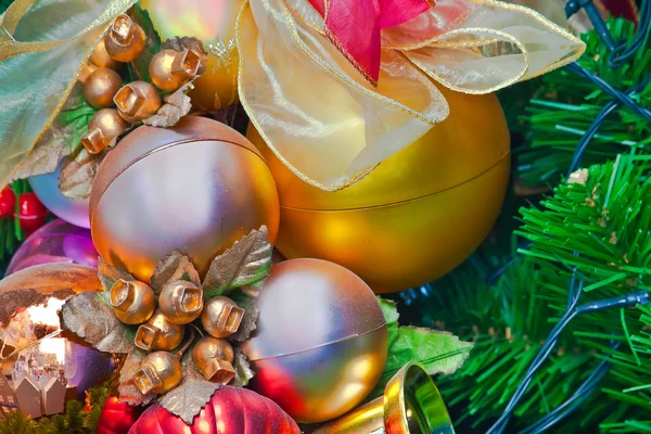 Ornamenti su un Albero di Natale — Foto Stock