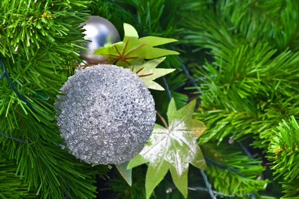 Ornamentos em uma árvore de Natal — Fotografia de Stock