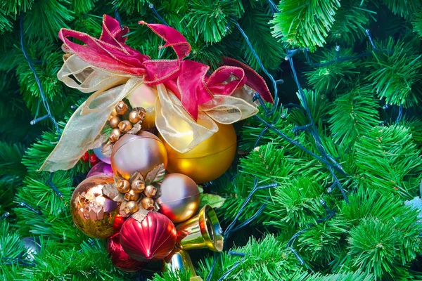 Ornamentos em uma árvore de Natal — Fotografia de Stock