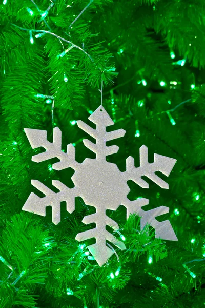 Adornos en un árbol de Navidad — Foto de Stock