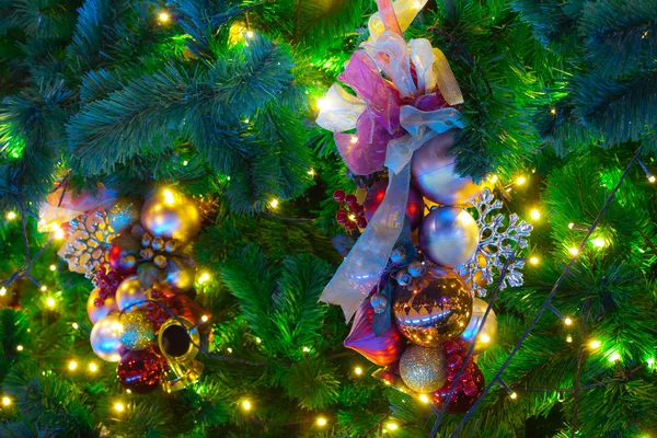 Schmuck am Weihnachtsbaum — Stockfoto