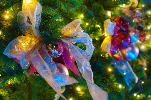 Ornamentos em uma árvore de Natal — Fotografia de Stock