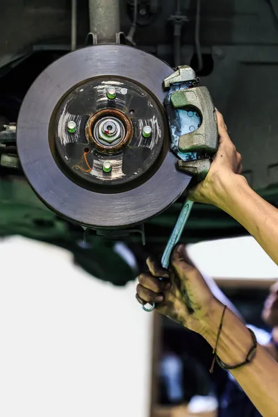 Ruce mechanik instalovat obložení na auto kotoučová brzda — Stock fotografie