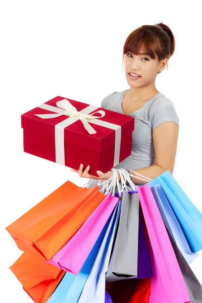 Jeune femme asiatique avec des sacs à provisions — Photo