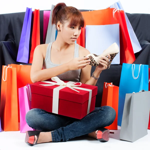 Joven mujer asiática con bolsas de compras y zapatos nuevos —  Fotos de Stock