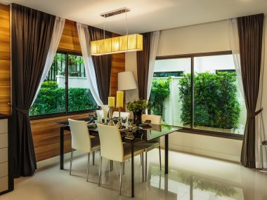 bir yemek odası dekore edilmiş mumlar ve downlight