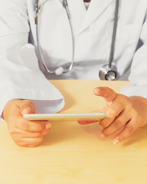 Asian female doctor diagnoses by using tablet. — Stock Photo, Image
