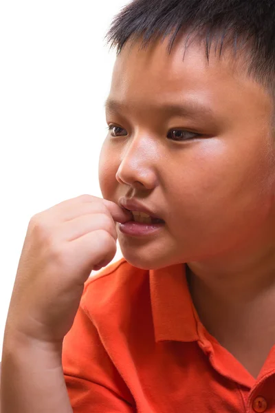 Preoccupato giovane asiatico ragazzo mordere la sua unghia — Foto Stock