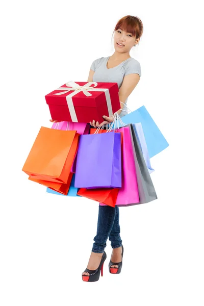 Geïsoleerde jonge Aziatische vrouw met shopping tassen — Stockfoto