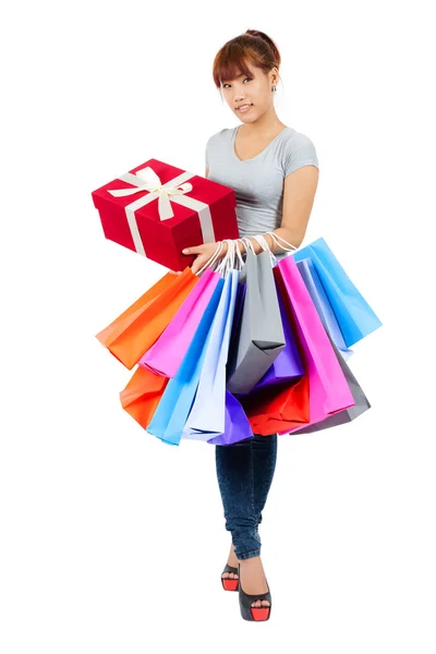 Jovem asiático mulher com compras sacos — Fotografia de Stock