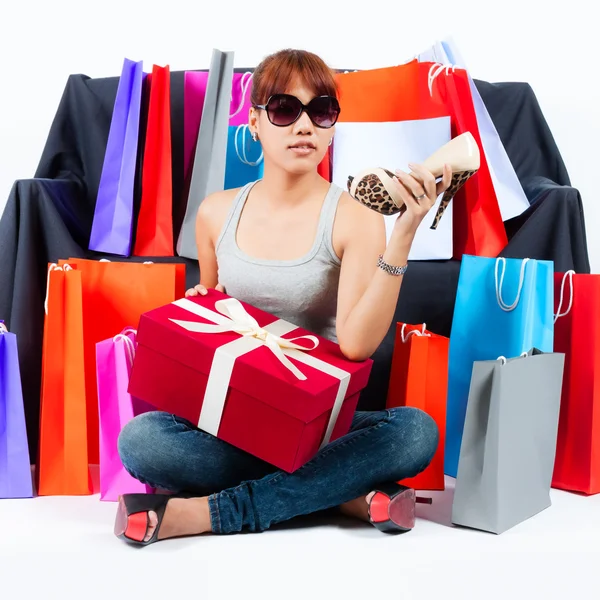 Joven asiático mujer con compras bolsas —  Fotos de Stock