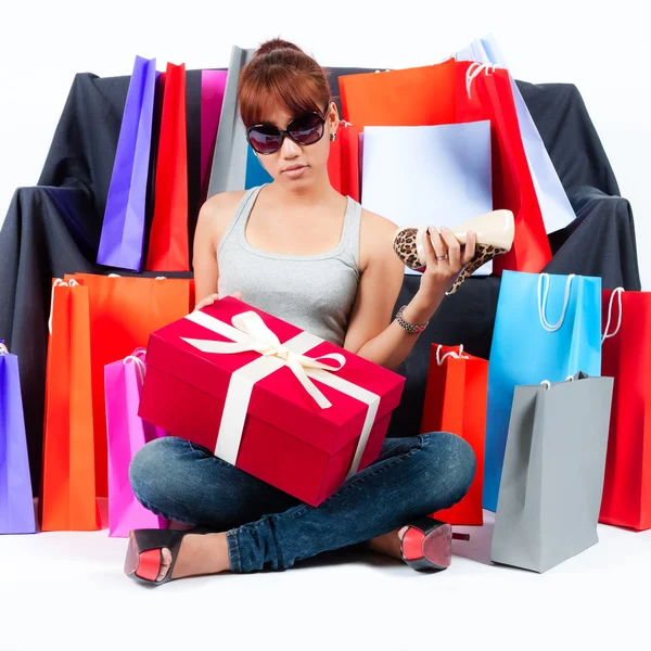 Joven asiático mujer con compras bolsas —  Fotos de Stock