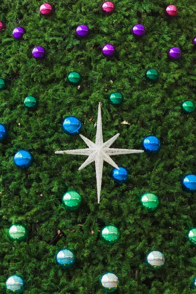 Étoile avec des éléments de boule chromés colorés sur un arbre de Noël — Photo