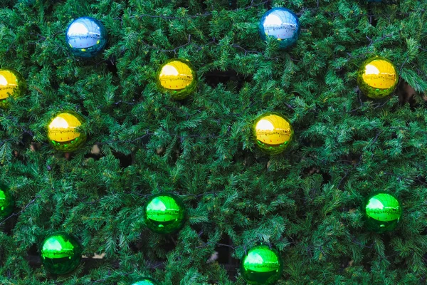 Sterren met kleurrijke chroom bal elementen op een kerstboom — Stockfoto