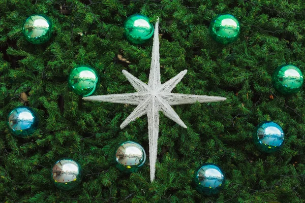 Étoile avec des éléments de boule chromés colorés sur un arbre de Noël — Photo