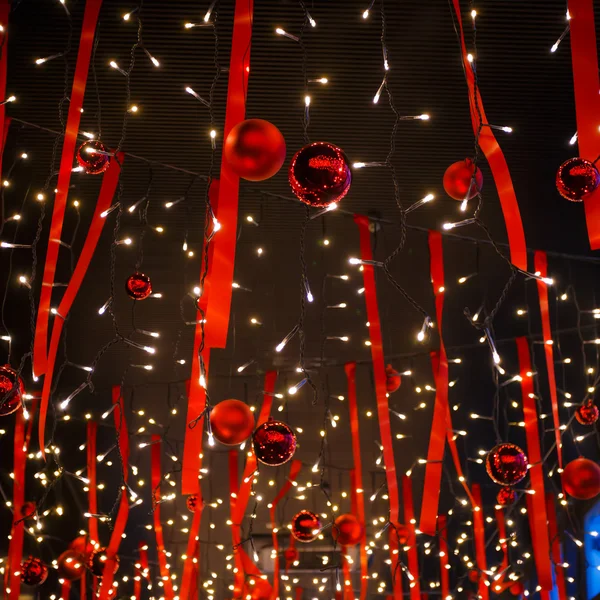 Bolas rojas decoradas pequeñas bombillas blancas para Navidad en el — Foto de Stock