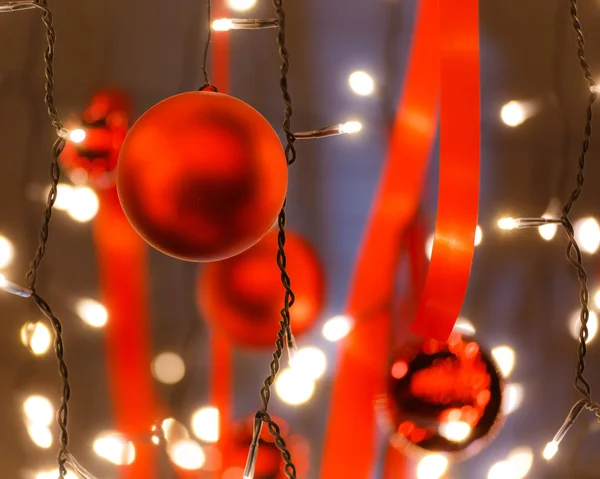 Dekorierte rote Kugeln weiße Glühbirnen für Weihnachten auf der — Stockfoto