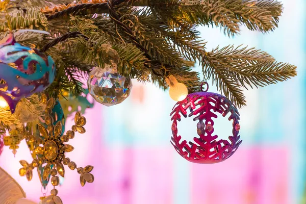 Variuos bunten Schmuck auf einem Weihnachtsbaum dekoriert — Stockfoto