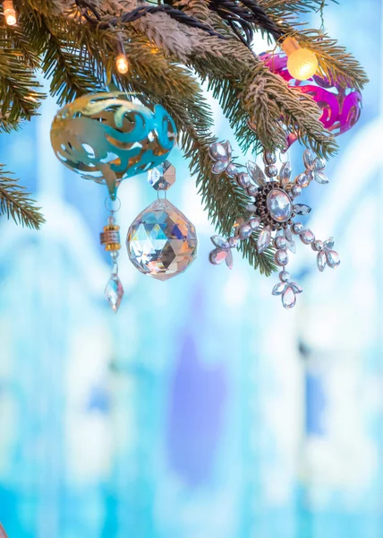 เครื่องประดับสีสันสดใสที่ตกแต่งบนต้นคริสต์มาส — ภาพถ่ายสต็อก