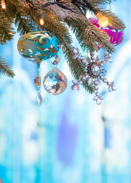 Variuos bunten Schmuck auf einem Weihnachtsbaum dekoriert — Stockfoto