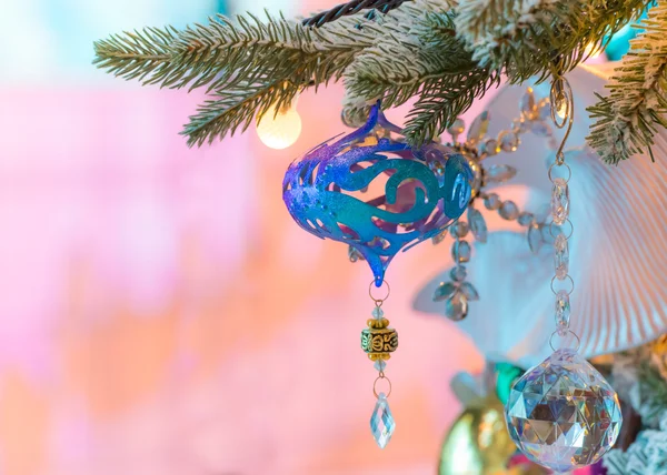 Variuos ornamen berwarna-warni dihiasi pada pohon Natal — Stok Foto