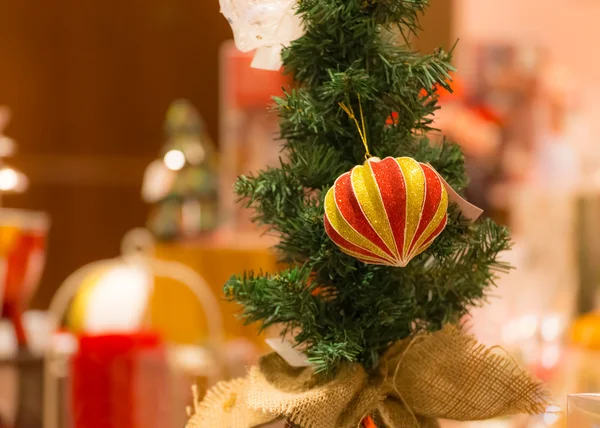 Variuos ornamentos coloridos decorados em uma árvore de Natal — Fotografia de Stock