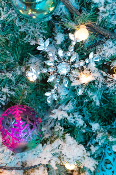 Variuos bunten Schmuck auf einem Weihnachtsbaum dekoriert — Stockfoto