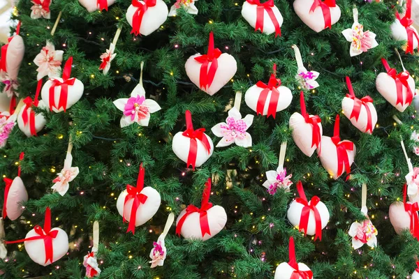 Kleine hart vorm kussen ingericht op een kerstboom — Stockfoto