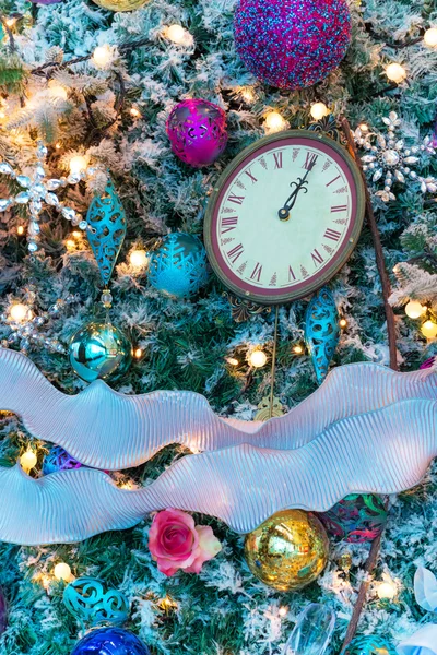 Variuos bunten Schmuck auf einem Weihnachtsbaum dekoriert — Stockfoto