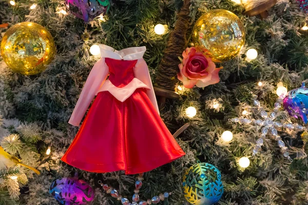 Variuos bunten Schmuck auf einem Weihnachtsbaum dekoriert — Stockfoto