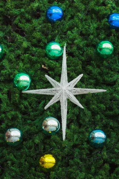 Sterren met kleurrijke chroom bal elementen op een kerstboom — Stockfoto