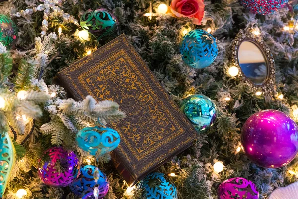 Variuos ornamentos coloridos decorados em uma árvore de Natal — Stockfoto