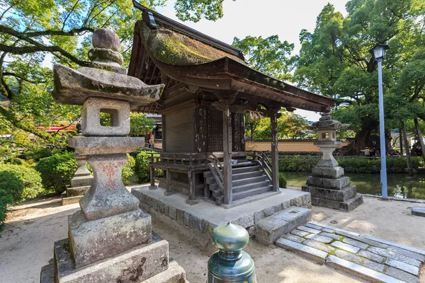 En liten trä helgedom på dazaifu tenmangu — Stockfoto