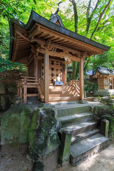 Een klein houten heiligdom in de grond enmagu — Stockfoto