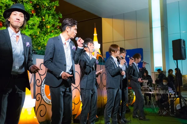 Permanent fish perform in front of Tokyo Tower — Stock Photo, Image