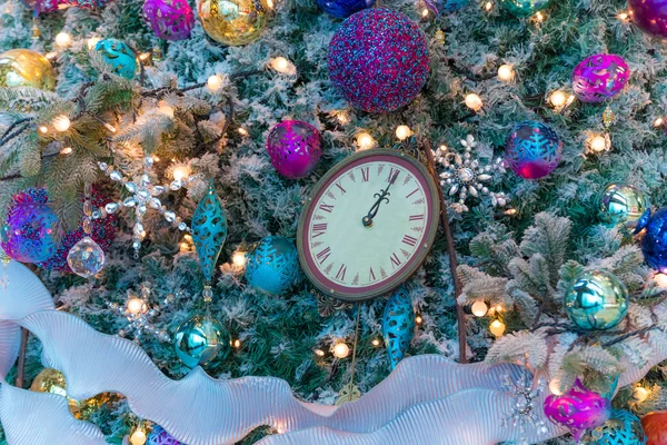 Rozeznělo barevné ozdoby na vánoční stromeček — Stock fotografie