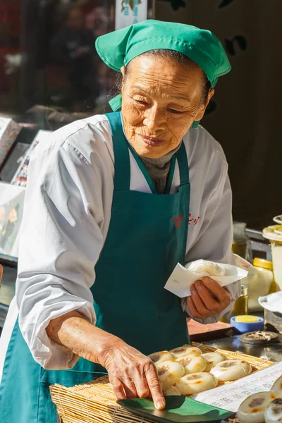 Giapponese dolce Sop di fronte a Dazaifu Tenmangu — Foto Stock