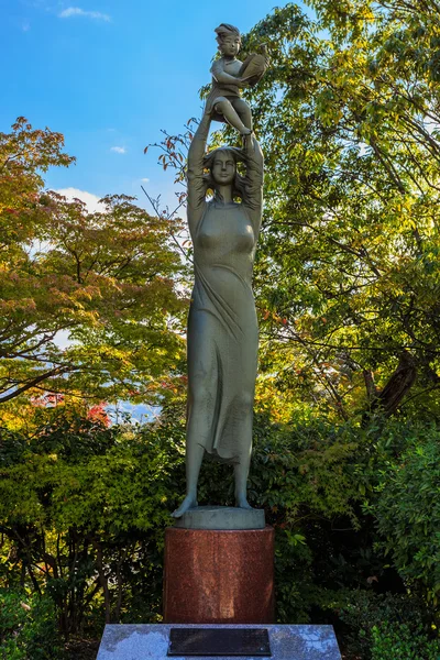 長崎平和公園での生活の彫刻への賛歌します。 — ストック写真